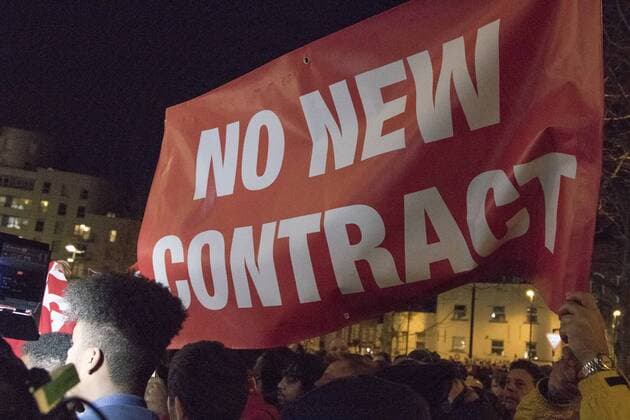Fußball, CL, Arsenal Fans protestieren gegen Trainer Wenger Football - 2016 2017 UEFA Champions League - Round of Sixteen, Second Leg : Arsenal vs. Bayern Munich Arsenal fans protest at Arsenal Manager Arsene Wenger at The Emirates. COLORSPORT DANIEL BEARHAM  ars_bay