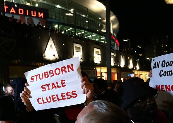 FuÃŸball, CL, Arsenal Fans protestieren gegen Trainer Wenger March 7th 2017, Emirates, London, England; UEFA Champions League football, Arsenal FC versus Bayern Munich; A large group of Wenger out Arsenal fans march to The Emirates Stadium with banners and posters xMarkxKertonx  ActionPlus11854189