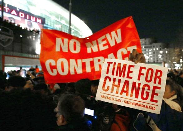FuÃŸball, CL, Arsenal Fans protestieren gegen Trainer Wenger March 7th 2017, Emirates, London, England; UEFA Champions League football, Arsenal FC versus Bayern Munich; A large group of Wenger out Arsenal fans march to The Emirates Stadium with banners and posters xMarkxKertonx  ActionPlus11854191