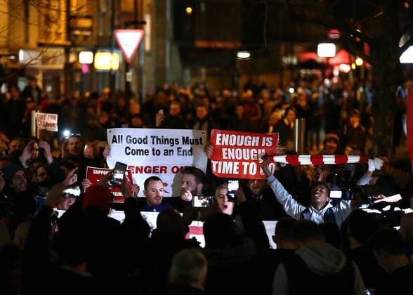 FuÃŸball, CL, Arsenal Fans protestieren gegen Trainer Wenger March 7th 2017, Emirates, London, England; UEFA Champions League football, Arsenal FC versus Bayern Munich; A large group of Wenger out Arsenal fans march to The Emirates Stadium with banners and posters xMarkxKertonx  ActionPlus11854193