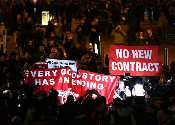 FuÃŸball, CL, Arsenal Fans protestieren gegen Trainer Wenger March 7th 2017, Emirates, London, England; UEFA Champions League football, Arsenal FC versus Bayern Munich; A large group of Wenger out Arsenal fans march to The Emirates Stadium with banners and posters xMarkxKertonx  ActionPlus11854194