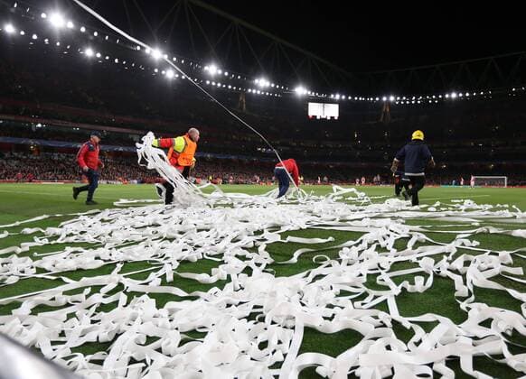 Fußball, CL, FC Arsenal - Bayern München wegen Papierschlangen unterbrochen Play is stopped as Munich s fans throw streamers onto the pitch during the Champions League Round of 16 match at the Emirates Stadium, London. Picture date March 7th, 2017 Pic David Klein Sportimage EDITORIAL USE ONLY. No use with unauthorised audio, video, data, fixture lists, club league logos or live services. Online in-match use limited to 120 images, no video emulation. No use in betting, games or single club league player publications.