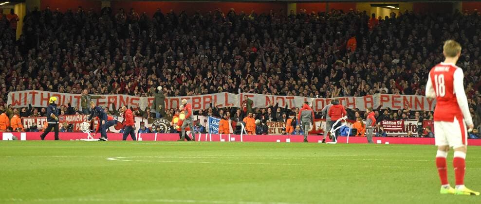07.03.2017, Fussball Champions-League 2016 2017, Achtelfinale Rückspiel, FC Arsenal London - FC Bayern München, im Emirates-Stadion London. Bayernfans mit Banner: Ohne Fans ist der Fussball keinen Penny wert 