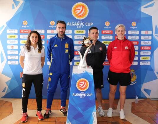 07.03.2017 xcex Portugal, Fussball, Frauenfussball Algarve Cup 2017 Pressekonferenz mit den Finalisten vor dem Finale Kanada gegen Spanien Verónica Gidians Boquete, Trainer Jorge Vilda (Spanien), Trainer John Herdman und Sophie Schmidt (Kanada) Gruppenbild der Finalisten mit der Trophäe