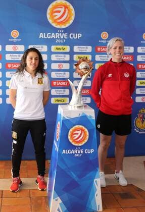 07.03.2017 xcex Portugal, Fussball, Frauenfussball Algarve Cup 2017 Pressekonferenz mit den Finalisten vor dem Finale Kanada gegen Spanien Verónica Giadans Boquete (Spanien) und Sophie Schmidt (Kanada) mit der Trophäe