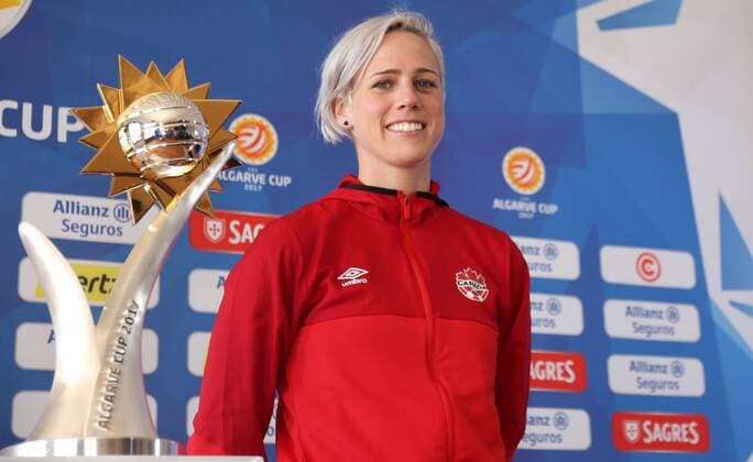 07.03.2017 xcex Portugal, Fussball, Frauenfussball Algarve Cup 2017 Pressekonferenz mit den Finalisten vor dem Finale Kanada gegen Spanien Sophie Schmidt (Kanada) mit der Trophäe