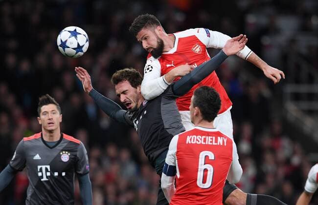 FUSSBALL CHAMPIONS LEAGUE SAISON 2016 2017 ACHTELFINALE RUECKSPIEL Arsenal London - FC Bayern Muenchen 07.03.2017 Mats Hummels (li, FC Bayern Muenchen) gegen Olivier Giroud (re, Arsenal) 