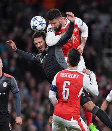 FUSSBALL CHAMPIONS LEAGUE SAISON 2016 2017 ACHTELFINALE RUECKSPIEL Arsenal London - FC Bayern Muenchen 07.03.2017 Mats Hummels (li, FC Bayern Muenchen) gegen Olivier Giroud (re, Arsenal) 