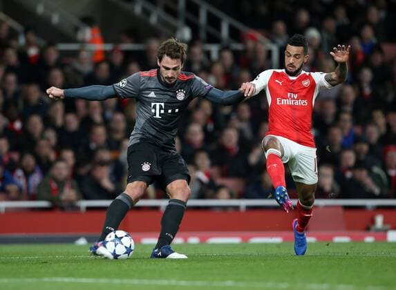 Arsenal s Theo Walcott tussles with Munich s Mats Hummels during the Champions League Round of 16 match at the Emirates Stadium, London. Picture date March 7th, 2017 Pic David Klein Sportimage EDITORIAL USE ONLY. No use with unauthorised audio, video, data, fixture lists, club league logos or live services. Online in-match use limited to 120 images, no video emulation. No use in betting, games or single club league player publications.
