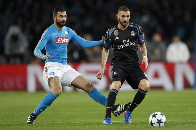Fußball, CL, SSC Neapel - Real Madrid (L-R) Raul Albiol of SSC Napoli, Karim Benzema of Real Madridduring the UEFA Champions League round of 16 match between SSC Napoli and Real Madrid on March 07, 2017 at the Stadio San Paolo in Naples, Italy SSC Napoli v Real Madrid UEFA Champions League 2016 2017 xVIxxIVx 7277780