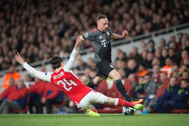 Fußball, CL, FC Arsenal - Bayern München vl: Hector Bellerin (LON), Franck Ribery (BAY) Fussball UEFA Championsleague Achtelfinale Rueckspiel: FC Arsenal London - FC Bayern Muenchen in London, Grossbritanien am 07.03.2017,