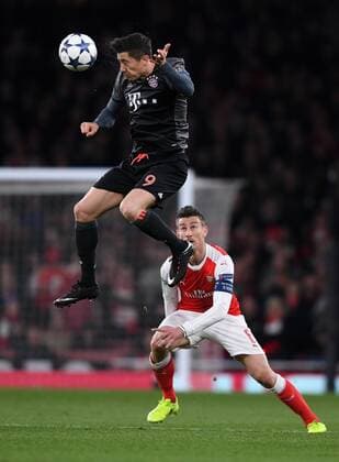 Fußball, CL, FC Arsenal - Bayern München FUSSBALL CHAMPIONS LEAGUE SAISON 2016 2017 ACHTELFINALE RUECKSPIEL Arsenal London - FC Bayern Muenchen 07.03.2017 Robert Lewandowski (li, FC Bayern Muenchen) geht mit dem Kopf in der ersten Etage zum Ball. Laurent Koscielny (re, Arsenal) stauent 