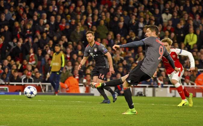 Fußball, CL, FC Arsenal - Bayern München 07.03.2017, Fussball Champions-League 2016 2017, Achtelfinale Rückspiel, FC Arsenal London - FC Bayern München, im Emirates-Stadion London. Torschuss, Elfmeter zum 1:1 von Robert Lewandowski (FC Bayern München). 