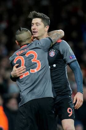 Arturo Vidal (FC Bayern Muenchen 23) Robert Lewandowski (FC Bayern Muenchen 9) Jubel nach dem 1:1j, Arsenal FC - FC Bayern Muenchen, UEFA Champions League, Achtelfinale, Fussball, 07.03.2017, London Copyright: xLangerx xEibner-Pressefotox EP_HLR