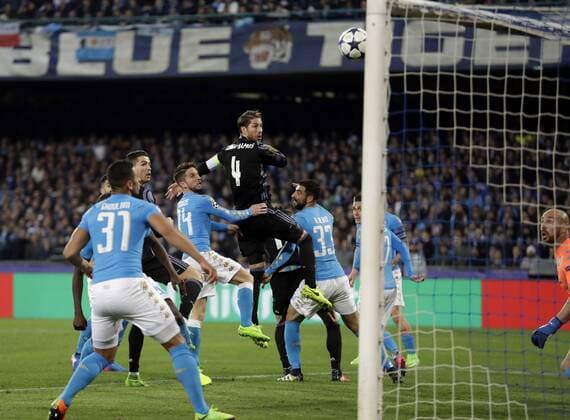 Fußball, CL, SSC Neapel - Real Madrid Real Madrid s Sergio Ramos, center, scores his side s first goal during the Champions League round of 16, second leg, soccer match between Napoli and Real Madrid at the San Paolo stadium in Naples, Italy, Tuesday March 7, 2017. (AP Photo Andrew Medichini)during the UEFA Champions League round of 16 match between SSC Napoli and Real Madrid on March 07, 2017 at the Stadio San Paolo in Naples, Italy SSC Napoli v Real Madrid UEFA Champions League 2016 2017 xVIxAPxIVx 7278345