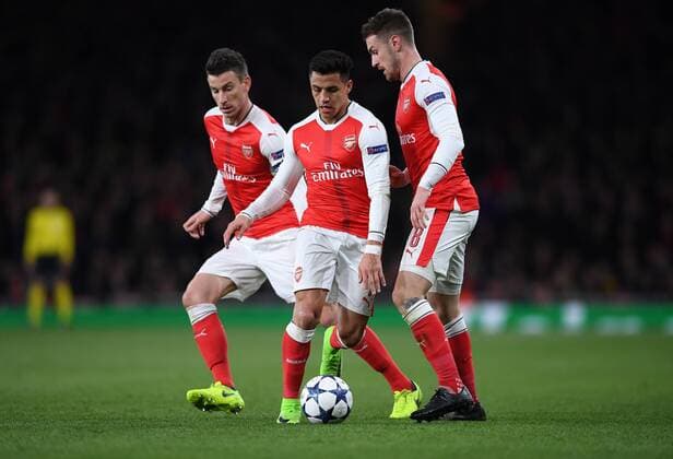 Bilder des Tages - SPORT FUSSBALL CHAMPIONS LEAGUE SAISON 2016 2017 ACHTELFINALE RUECKSPIEL Arsenal London - FC Bayern Muenchen 07.03.2017 Laurent Koscielny, Alexis Sanchez und Aaron Ramsey (v.l., alle Arsenal) im Kampf um den Ball 