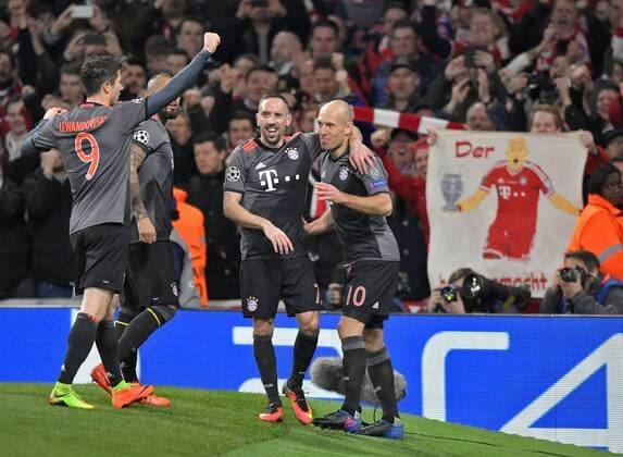Bilder des Tages - SPORT 07.03.2017, Fussball Champions-League 2016 2017, Achtelfinale Rückspiel, FC Arsenal London - FC Bayern München, im Emirates-Stadion London. re: Torschütze Arjen Robben (re, FC Bayern München) nach seinem Tor zum 2:1 mit Franck Ribery (FC Bayern München). 