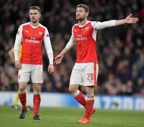Fußball, CL, FC Arsenal - Bayern München 07.03.2017, Fussball Champions-League 2016 2017, Achtelfinale Rückspiel, FC Arsenal London - FC Bayern München, im Emirates-Stadion London. re: Shkodran Mustafi (FC Arsenal) ratlos. 