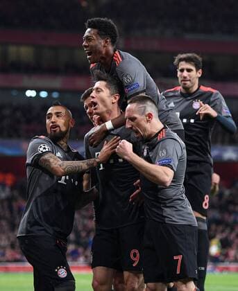 Fußball, CL, FC Arsenal - Bayern München FUSSBALL CHAMPIONS LEAGUE SAISON 2016 2017 ACHTELFINALE RUECKSPIEL Arsenal London - FC Bayern Muenchen 07.03.2017 Torjubel: Arturo Vidal, Robert Lewandowski, David Alaba, Franck Ribery und Javi Martinez (v.l., alle FC Bayern Muenchen) 