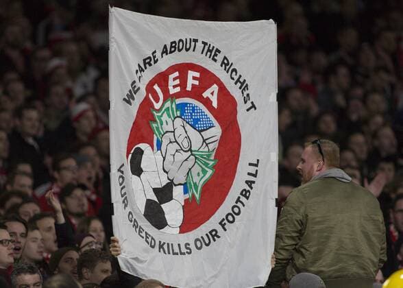 Fußball, CL, FC Arsenal - Bayern München Football - 2016 2017 UEFA Champions League - Round of Sixteen, Second Leg : Arsenal vs. Bayern Munich Bayern fans hold a banner protesting about UEFA and the cost of attending football matches at The Emirates. COLORSPORT DANIEL BEARHAM  ars_bay