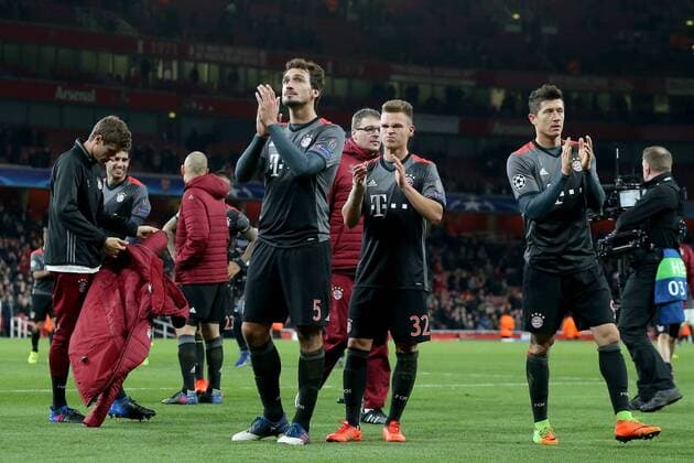 Mats Hummels (FC Bayern Muenchen 5) Joshua Kimmich (FC Bayern Muenchen 32) Robert Lewandowski (FC Bayern Muenchen 9) nach dem Sieg, Arsenal FC - FC Bayern Muenchen, UEFA Champions League, Achtelfinale, Fussball, 07.03.2017, London Copyright: xLangerx xEibner-Pressefotox EP_HLR