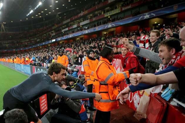 Mats Hummels (FC Bayern Muenchen 5) gibt den Fans sein Triko, Arsenal FC - FC Bayern Muenchen, UEFA Champions League, Achtelfinale, Fussball, 07.03.2017, London Copyright: xLangerx xEibner-Pressefotox EP_HLR