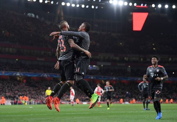 FUSSBALL CHAMPIONS LEAGUE SAISON 2016 2017 ACHTELFINALE RUECKSPIEL Arsenal London - FC Bayern Muenchen 07.03.2017 Torjubel: Arturo Vidal (li) und Douglas Costa (re, beide FC Bayern Muenchen) 