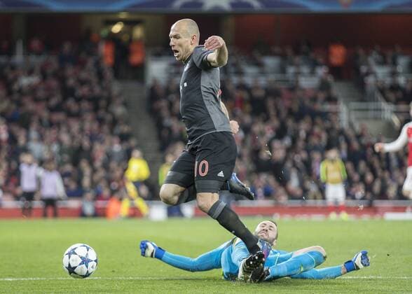 Football - 2016 2017 UEFA Champions League - Round of Sixteen, Second Leg : Arsenal vs. Bayern Munich Arjen Robben of Bayern Munich rides the sliding challenge of David Ospina of Arsenal at The Emirates. COLORSPORT DANIEL BEARHAM  ars_bay