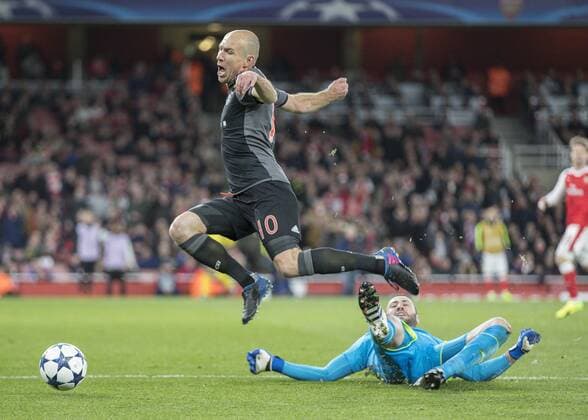 Bilder des Tages - SPORT Football - 2016 2017 UEFA Champions League - Round of Sixteen, Second Leg : Arsenal vs. Bayern Munich Arjen Robben of Bayern Munich rides the sliding challenge of David Ospina of Arsenal at The Emirates. COLORSPORT DANIEL BEARHAM  ars_bay