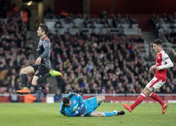 Football - 2016 2017 UEFA Champions League - Round of Sixteen, Second Leg : Arsenal vs. Bayern Munich Robert Lewandowski of Bayern Munich leaps over the sliding dive of David Ospina of Arsenal at The Emirates. COLORSPORT DANIEL BEARHAM  ars_bay