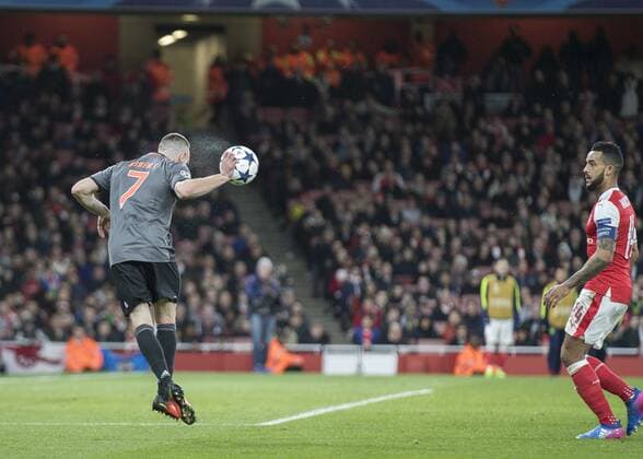 Football - 2016 2017 UEFA Champions League - Round of Sixteen, Second Leg : Arsenal vs. Bayern Munich Franck Ribery of Bayern Munich heads the ball back across goal at The Emirates. COLORSPORT DANIEL BEARHAM  ars_bay