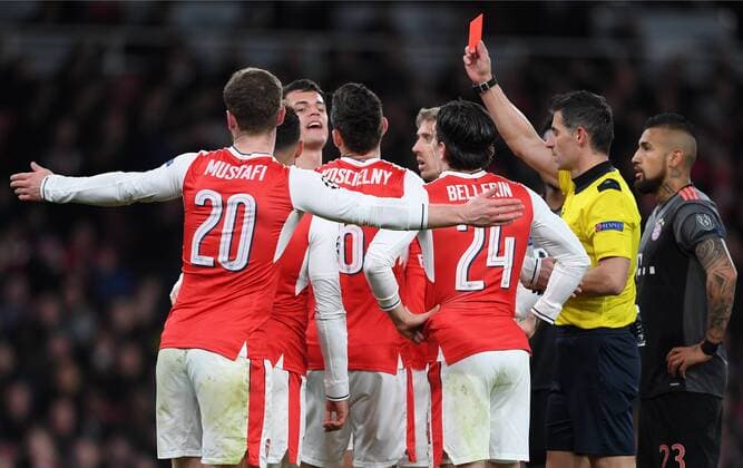 FUSSBALL CHAMPIONS LEAGUE SAISON 2016 2017 ACHTELFINALE RUECKSPIEL Arsenal London - FC Bayern Muenchen 07.03.2017 Schiedsrichter Tasos Sidiropoulos zeigt Laurent Koscielny die Rote Karte 