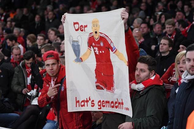 FUSSBALL CHAMPIONS LEAGUE SAISON 2016 2017 ACHTELFINALE RUECKSPIEL Arsenal London - FC Bayern Muenchen 07.03.2017 Fans mit einem Plakat mit der Aufschrift: Der hatÂ s gemacht...... 