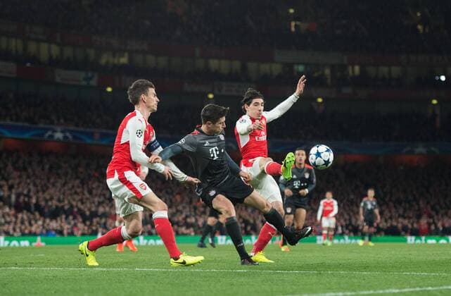 vl: Laurent Koscielny (LON), Robert Lewandowski (BAY) und Hector Bellerin (LON) Fussball UEFA Championsleague Achtelfinale Rueckspiel: FC Arsenal London - FC Bayern Muenchen in London, Grossbritanien am 07.03.2017,