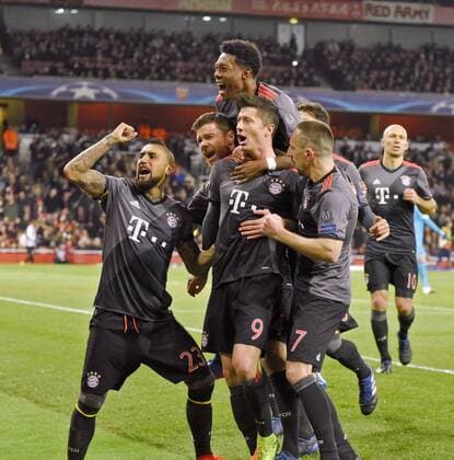 Bilder des Tages - SPORT 07.03.2017, Fussball Champions-League 2016 2017, Achtelfinale Rückspiel, FC Arsenal London - FC Bayern München, im Emirates-Stadion London. Robert Lewandowski (2.v.re, FC Bayern München) Torjubel mit Arturo Vidal (FC Bayern München) David Alaba (FC Bayern München), Franck Ribery (FC Bayern München) nach dem Elfmeter zum 1:1. 