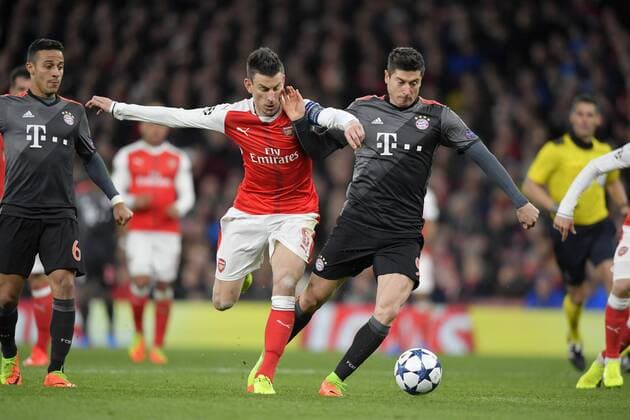 07.03.2017, Fussball Champions-League 2016 2017, Achtelfinale Rückspiel, FC Arsenal London - FC Bayern München, im Emirates-Stadion London. v.li: Laurent Koscielny (FC Arsenal) foult Robert Lewandowski (re, FC Bayern München) im Strafraum, der Schiedsrichter gibt Elfmeter. 