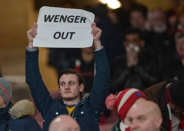 Bilder des Tages - SPORT An Arsenal fan holds up a banner during the UEFA Champions League Round of 16 Game 2 match between Arsenal and Bayern Munich at the Emirates Stadium, London, England on 7 March 2017. Copyright: xVincexMignottx 14440089