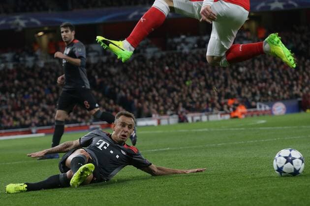 LONDON, March 7, 2017 -- Rafinha (L) of Bayern Munich makes a sliding tackle during the UEFA Champions League Round of 16 second leg match between Arsenal and Bayern Munich in London, Britain on March 7, 2017. Bayern Munich won 5-1 and advanced to the quarterfinal with 10-2 on aggregate. )(wll) (SP)BRITAIN-LONDON-SOCCER-UEFA-UCL-ARSENAL VS BAYERN MUNICH TimxIreland 