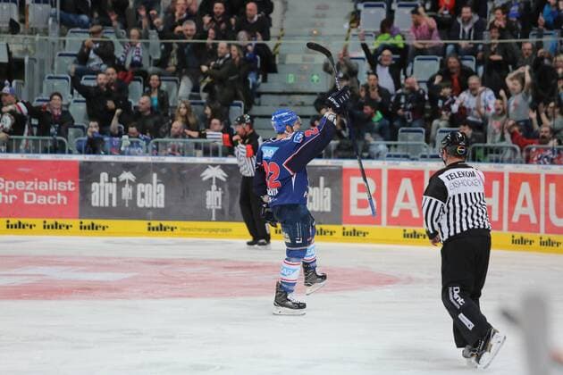 Fußball, Nationalteam Mexiko Training Matthias Plachta (Adler Mannheim) bejubelt seinen Treffer zum 1-1 beim Spiel Adler Mannheim gegen die Eisbaeren Berlin am 07.03.2017 in der DEL, Mannheim Copyright: xBermel Eibner-Pressefotox EP_MBL