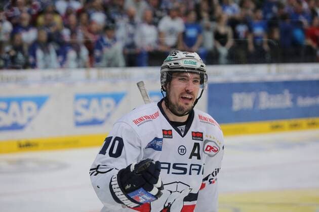 Fußball, Nationalteam Mexiko Training Spencer Machacek (Eisbaeren Berlin) beim Spiel Adler Mannheim gegen die Eisbaeren Berlin am 07.03.2017 in der DEL, Mannheim Copyright: xBermel Eibner-Pressefotox EP_MBL