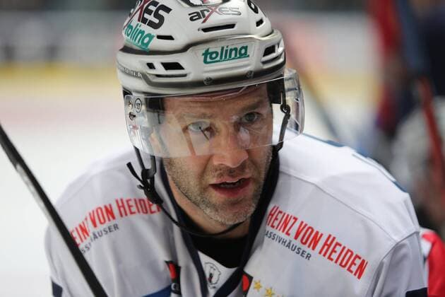 Fußball, Nationalteam Mexiko Training Micki DuPont (Eisbaeren Berlin) beim Spiel Adler Mannheim gegen die Eisbaeren Berlin am 07.03.2017 in der DEL, Mannheim Copyright: xBermel Eibner-Pressefotox EP_MBL