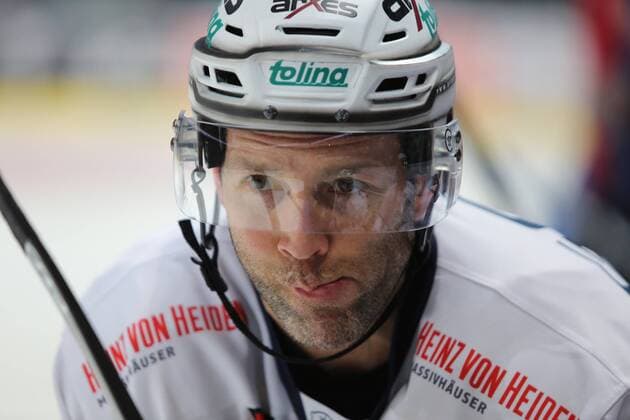 Fußball, Nationalteam Mexiko Training Micki DuPont (Eisbaeren Berlin) beim Spiel Adler Mannheim gegen die Eisbaeren Berlin am 07.03.2017 in der DEL, Mannheim Copyright: xBermel Eibner-Pressefotox EP_MBL