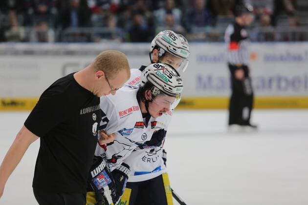 Fußball, Nationalteam Mexiko Training Daniel Fischbuch (Eisbaeren Berlin) muss verletzt vom Feld, nebem ihm der Teamarzt und Micki DuPont (Eisbaeren Berlin) beim Spiel Adler Mannheim gegen die Eisbaeren Berlin am 07.03.2017 in der DEL, Mannheim Copyright: xBermel Eibner-Pressefotox EP_MBL