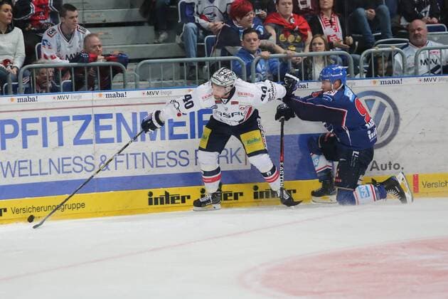 Fußball, Nationalteam Mexiko Training Brent Raedeke (Adler Mannheim) im Zweikampf mit Darin Olver (Eisbaeren Berlin) beim Spiel Adler Mannheim gegen die Eisbaeren Berlin am 07.03.2017 in der DEL, Mannheim Copyright: xBermel Eibner-Pressefotox EP_MBL