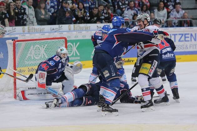 Fußball, Nationalteam Mexiko Training ordentlich was los vor dem Tor von Dennis Endras (Adler Mannheim), Sinan Akdag (Adler Mannheim) und am10 im Fight, beim Spiel Adler Mannheim gegen die Eisbaeren Berlin am 07.03.2017 in der DEL, Mannheim Copyright: xBermel Eibner-Pressefotox EP_MBL