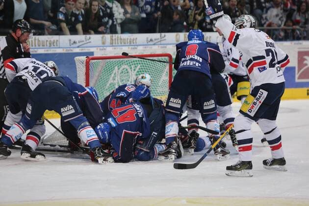 Fußball, Nationalteam Mexiko Training Die Adler um Dennis Endras (Adler Mannheim), Christoph Ullmann (Adler Mannheim), Aaron Johnson (Adler Mannheim) und Carlo Colaiacovo (Adler Mannheim) versuchen mit allen mitteln das Tor zu schuetzen beim Spiel Adler Mannheim gegen die Eisbaeren Berlin am 07.03.2017 in der DEL, Mannheim Copyright: xBermel Eibner-Pressefotox EP_MBL