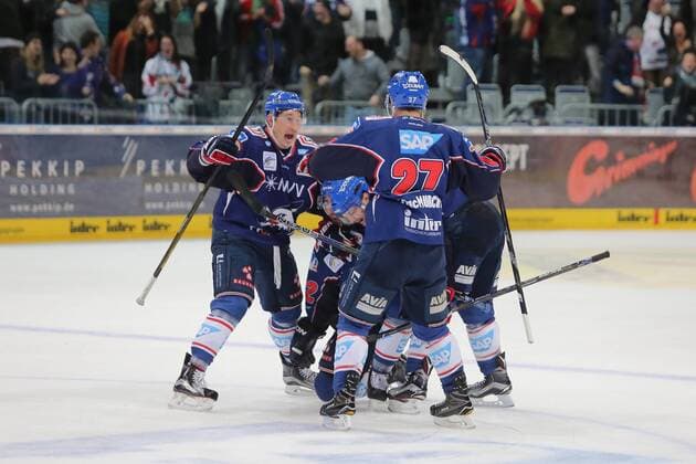 Fußball, Nationalteam Mexiko Training Adler Mannheim Spieler Jubeln nach dem 3-3 durch Matthias Plachta (Adler Mannheim) beim Spiel Adler Mannheim gegen die Eisbaeren Berlin am 07.03.2017 in der DEL, Mannheim Copyright: xBermel Eibner-Pressefotox EP_MBL