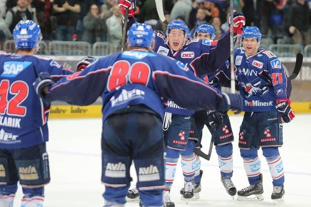 Fußball, Nationalteam Mexiko Training Adler Mannheim Spieler Jubeln nach dem 3-3 durch Matthias Plachta (Adler Mannheim) beim Spiel Adler Mannheim gegen die Eisbaeren Berlin am 07.03.2017 in der DEL, Mannheim Copyright: xBermel Eibner-Pressefotox EP_MBL