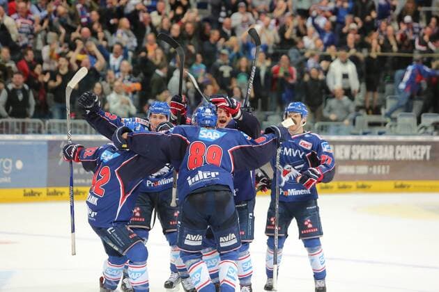 Fußball, Nationalteam Mexiko Training Adler Mannheim Spieler Jubeln nach dem 3-3 durch Matthias Plachta (Adler Mannheim) beim Spiel Adler Mannheim gegen die Eisbaeren Berlin am 07.03.2017 in der DEL, Mannheim Copyright: xBermel Eibner-Pressefotox EP_MBL
