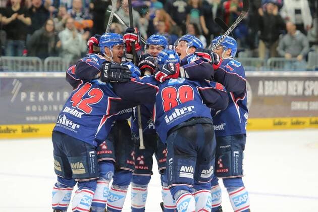 Fußball, Nationalteam Mexiko Training Adler Mannheim Spieler Jubeln nach dem 3-3 durch Matthias Plachta (Adler Mannheim) beim Spiel Adler Mannheim gegen die Eisbaeren Berlin am 07.03.2017 in der DEL, Mannheim Copyright: xBermel Eibner-Pressefotox EP_MBL
